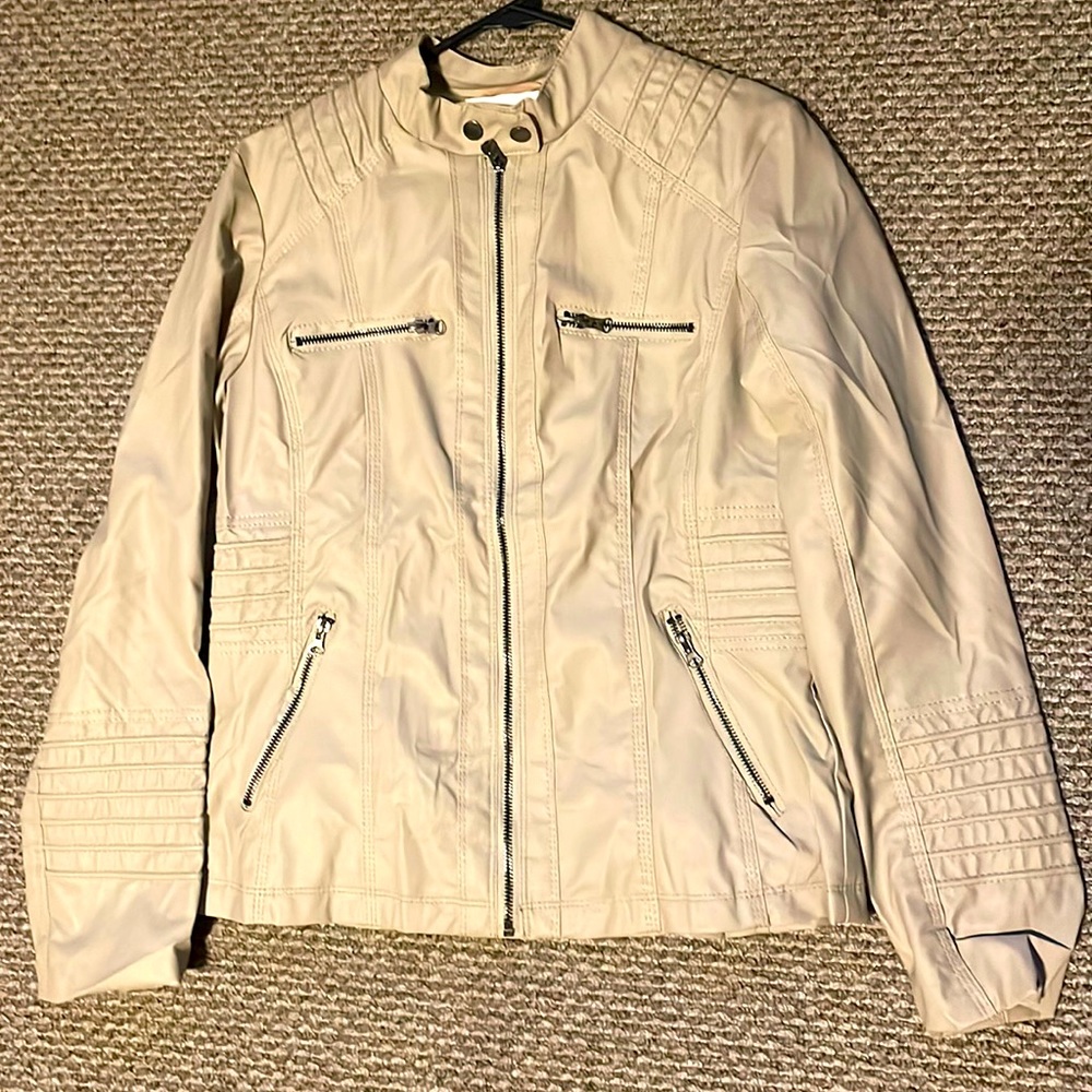BLIVENER SIZE LARGE WOMEN Tan/Cream zipper up and Leather characteristics!
